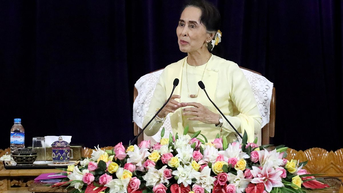 Aung San Suu Kyi sob pressão internacional