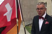 Wie bei "Verstehen Sie Spaß": Botschafter lacht über Fahnenpanne