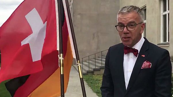 Wie bei "Verstehen Sie Spaß": Botschafter lacht über Fahnenpanne Wie bei "Verstehen Sie Spaß": Botschafter lacht über Fahnenpanne