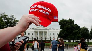 القبض على طالبة أمريكية رمت قبعة تحمل شعار ترامب على الأرض