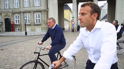 A dán miniszterelnökkel biciklizett a francia elnök