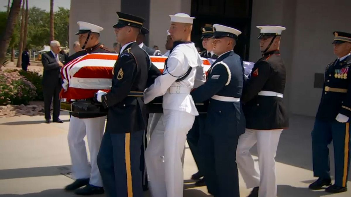 El féretro de McCain llega a Washington para dos días de tributos