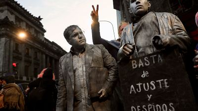 Protestas en un día negro para la economía argentina