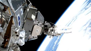 Astronot uzay kapsülündeki sızıntıyı bantla kapattı
