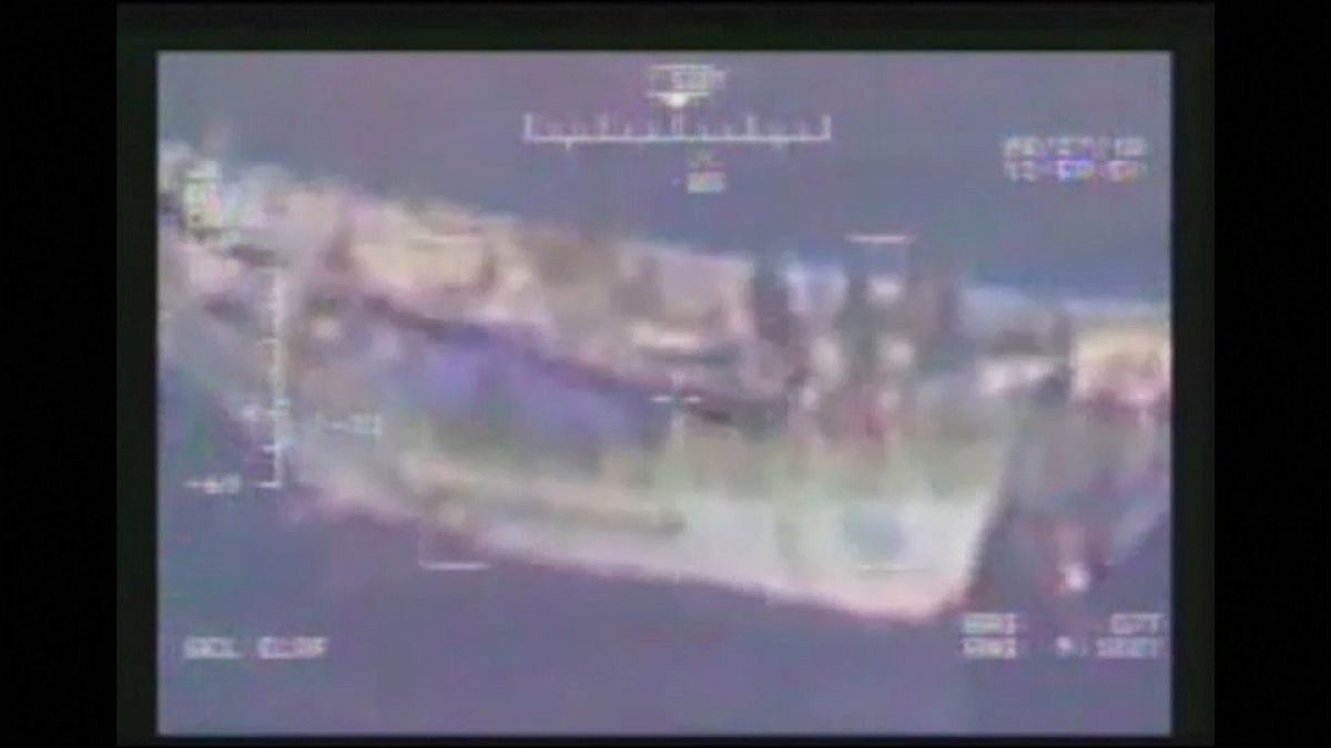 شاهد: البحرية الأمريكية تحبط عملية تهريب أسلحة بقارب في خليج عدن