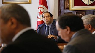 رئيس الوزراء التونسي يقيل وزير الطاقة وأربعة مسؤولين آخرين بارزين بشبهة الفساد