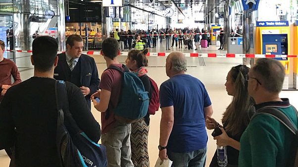 Amsterdam: tre persone ferite alla stazione centrale. La polizia arresta un sospetto Amsterdam: tre persone ferite alla stazione centrale. La polizia arresta un sospetto