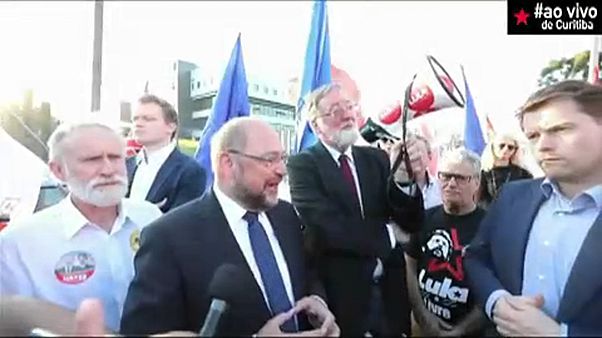 Meglátogatta a bebörtönzött volt brazil államfőt Martin Schulz Meglátogatta a bebörtönzött volt brazil államfőt Martin Schulz
