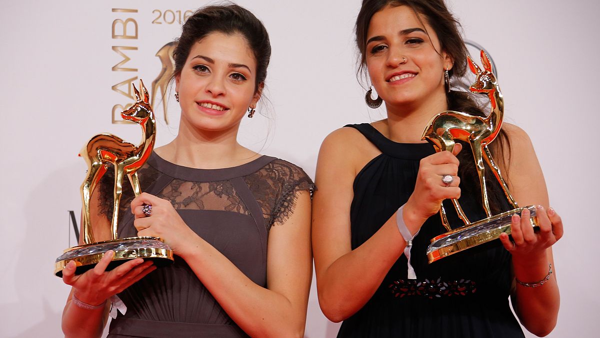 سارة (في اليمين) ويسرا مارديني تحملان جائزة في برلين بألمانيا. 