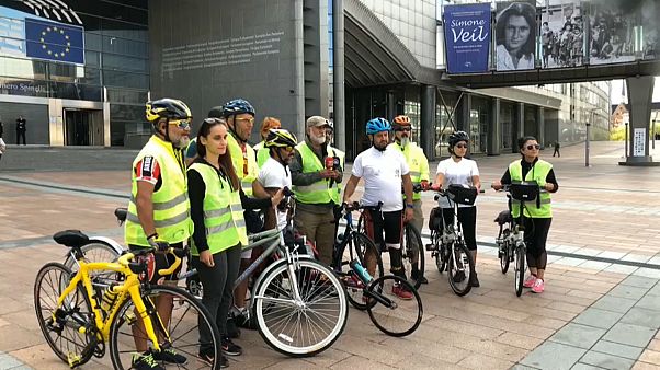 Engelli haklarını savunmak için İstanbul'dan Brüksel'e 4 bin km pedal çevirdiler Engelli haklarını savunmak için İstanbul'dan Brüksel'e 4 bin km pedal çevirdiler
