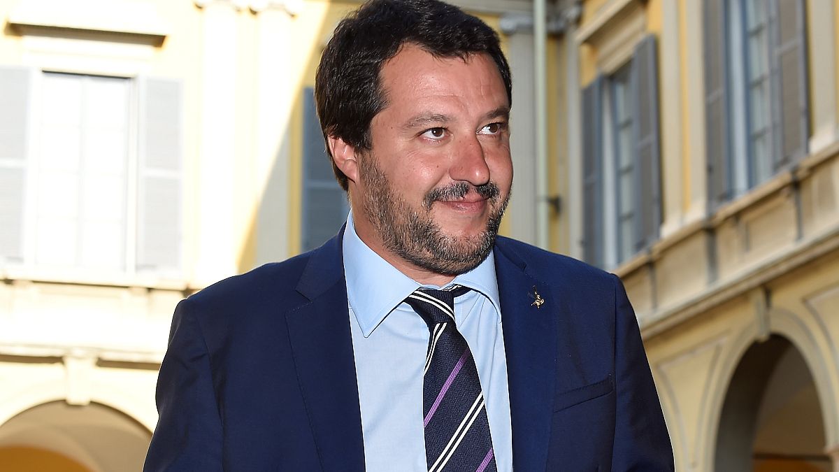 Túszejtés és hivatali visszaélés miatt indítanának pert az olasz belügyminiszter ellen