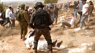 محتجون فلسطينيون يشتبكون مع القوات الإسرائيليلة في قرية راس كركر 