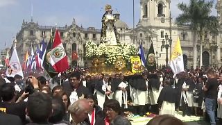 شاهد: الآلاف من الحجاج يطوفون بتمثال قديسة بيرو الوطنية