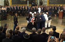 فيديو: وداع مهيب للسناتور الأمريكي جون ماكين  بغياب الرئيس ترامب 