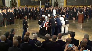 فيديو: وداع مهيب للسناتور الأمريكي جون ماكين  بغياب الرئيس ترامب