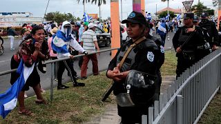 Un manifestante grita a una policía en una protesta contra Daniel Ortega.