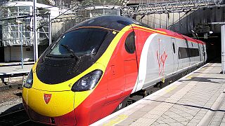  شاهد: شجار عنيف داخل قطار في بريطانيا.. والسبب شطيرة"!