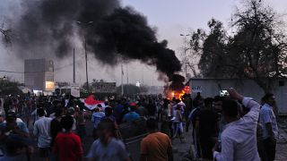 شاهد: محتجون عراقيون يحاولون اقتحام مبنى محافظة البصرة