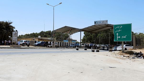 السلطات الليبية تغلق مطار طرابلس بعد استهدافه بالصواريخ السلطات الليبية تغلق مطار طرابلس بعد استهدافه بالصواريخ