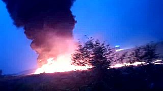 شاهد: نشوب حريق في طائرة روسية أثناء هبوطها في سوتشي وموظف في المطار يموت هلعا