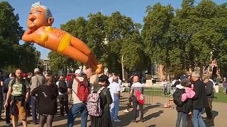 شاهد : بالون ضخم يصورعمدة لندن بالبكيني الأصفر وسط احتجاجات على سياسته