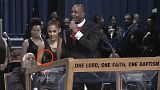 Ariana Grande foi vítima da "mão desmedida" de um bispo no funeral de Aretha Franklin Ariana Grande foi vítima da "mão desmedida" de um bispo no funeral de Aretha Franklin