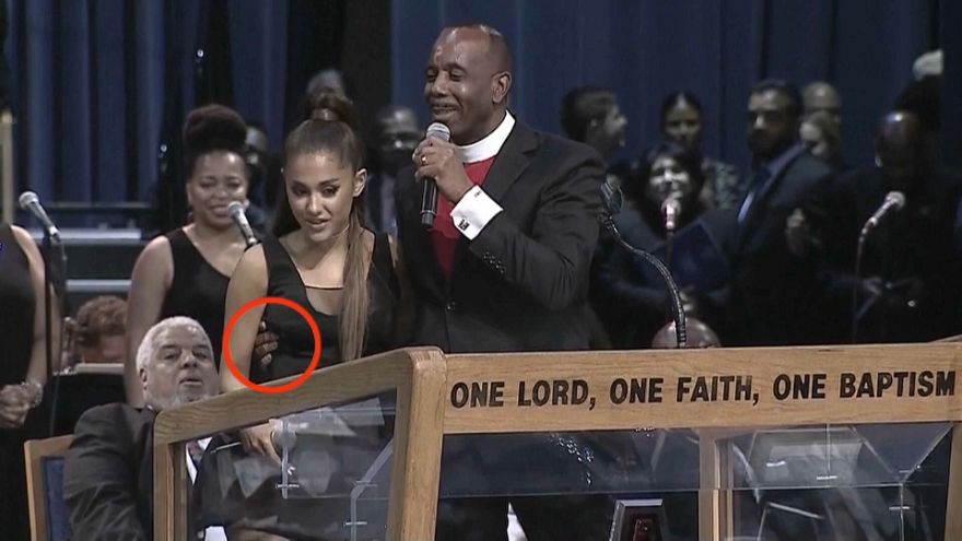 Ariana Grande foi vítima da "mão desmedida" de um bispo no funeral de Aretha Franklin Ariana Grande foi vítima da "mão desmedida" de um bispo no funeral de Aretha Franklin