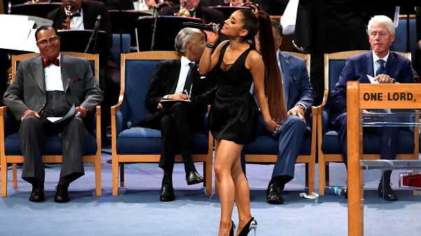 Il pastore Ellis si scusa: forse troppo amichevole verso Ariana Grande Il pastore Ellis si scusa: forse troppo amichevole verso Ariana Grande