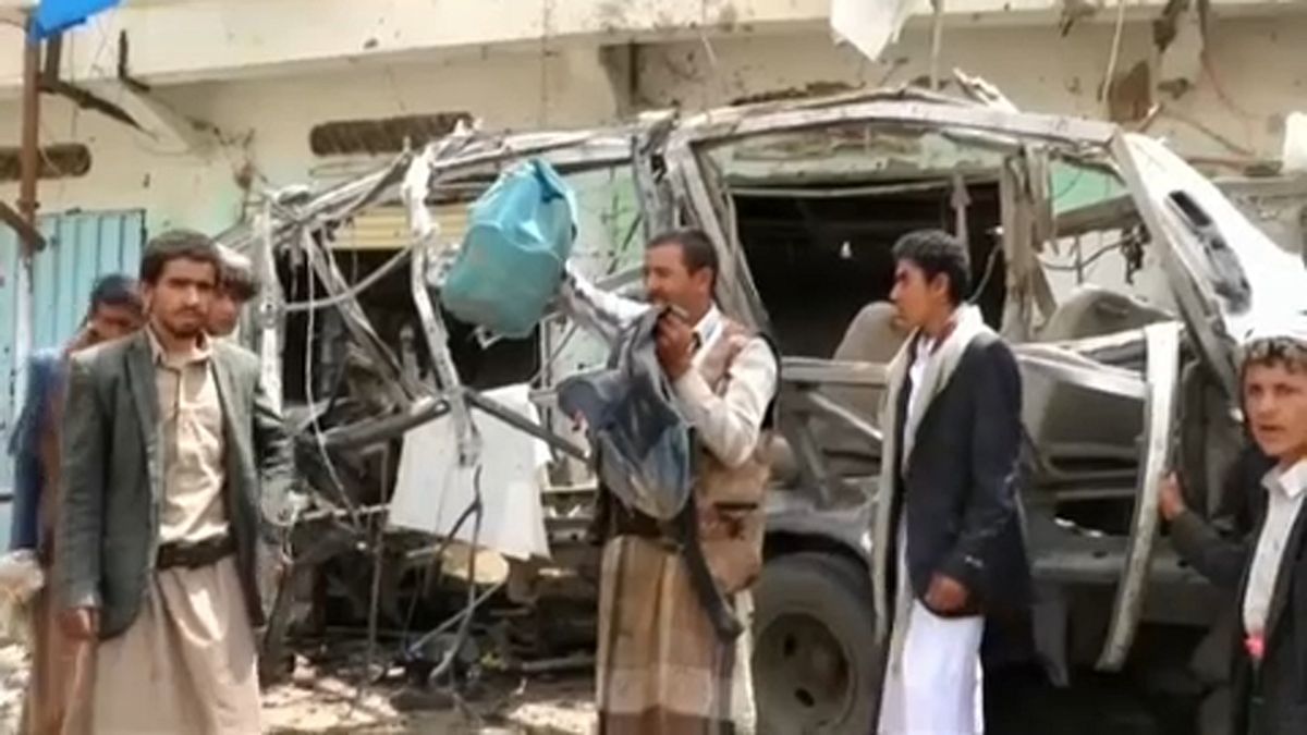 Szaúdi koalíció: "tévedés" volt a jemeni iskolabusz lebombázása