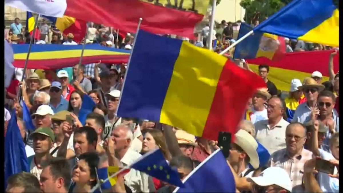 Miles de moldavos piden la reunificación con Rumanía