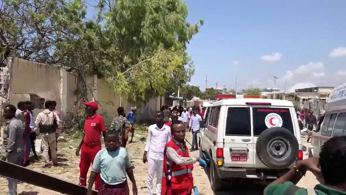  ثلاثة قتلى على الأقل في هجوم انتحاري بسيارة ملغومة هز مقرا حكوميا في العاصمة الصومالية مقديشو