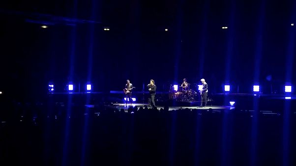 U2 konseri iptal: Berlin'de Bono'nun sesi tamamen kısıldı U2 konseri iptal: Berlin'de Bono'nun sesi tamamen kısıldı