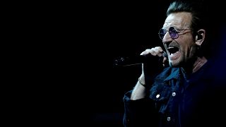Έχασε τη φωνή του επί σκηνής ο Μπόνο των U2