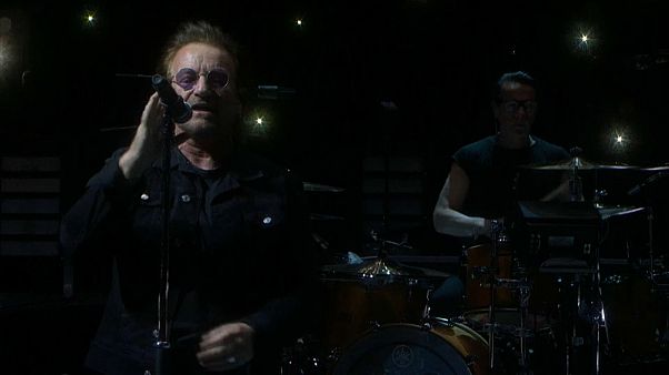 Bono se queda sin voz en pleno concierto de U2 en Berlín Bono se queda sin voz en pleno concierto de U2 en Berlín