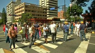 Pensionistas venezuelanos cortam o trânsito
