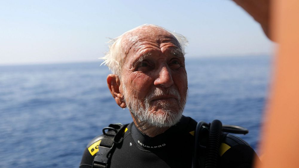 Ray Wooley (gambar dari: https://www.euronews.com/2018/09/02/world-s-oldest-diver-breaks-his-own-record)