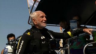 Il record del mondo di Ray Wolly: a 95 anni, passeggiata 40 metri sott'acqua 