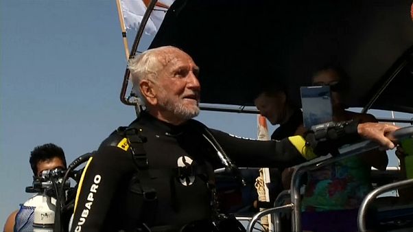 Il record del mondo di Ray Wolly: a 95 anni, passeggiata 40 metri sott'acqua Il record del mondo di Ray Wolly: a 95 anni, passeggiata 40 metri sott'acqua