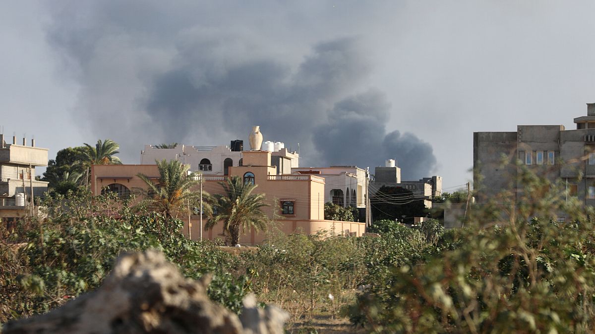 دخان متصاعد جراء قتال بين فصائل متناحرة في طرابلس يوم 28 أغسطس آب 2018. 