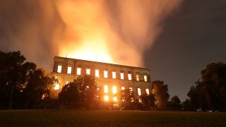 مشاهد من الحريق الهائل الذي اندلع في المتحف الوطني في ريو دي جانيرو