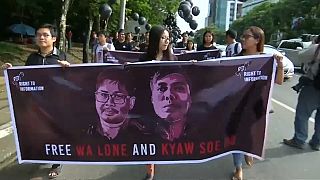 protesta de apoyo con pancarta de los 2 periodistas condenados
