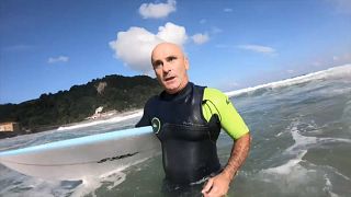 Gallo, el profesor ciego que enseña surf en las playas de Zarautz