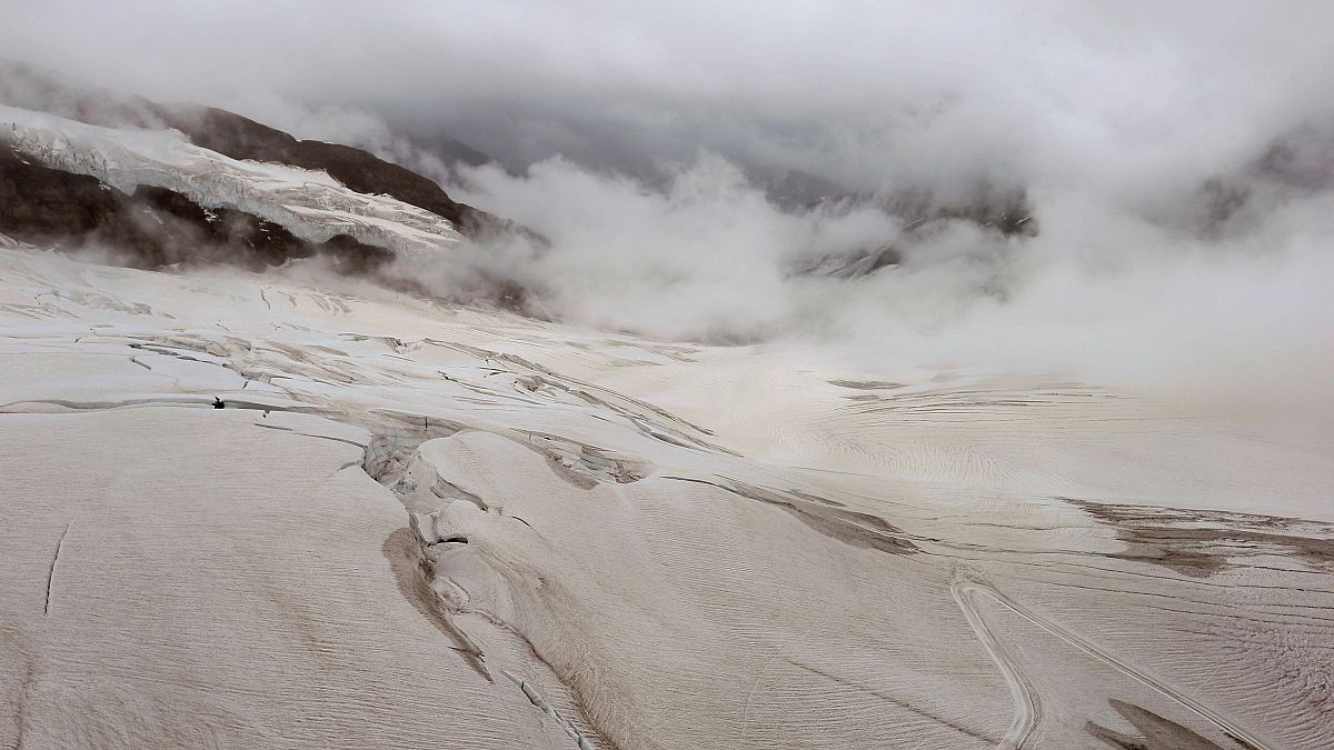 Wolken über dem Aletschgletscher, dem größten Gletscher der Schweiz.