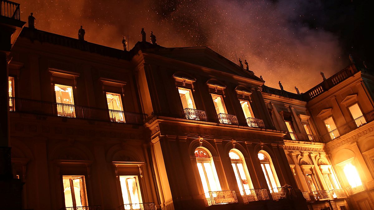 Das Nationalmuseum in Rio de Janeiro steht in Flammen.