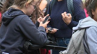 ¿Hay que prohibir los móviles en las escuelas como acaba de hacer Francia?