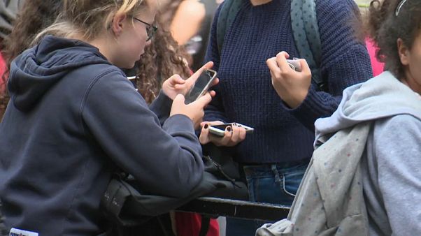 ¿Hay que prohibir los móviles en las escuelas como acaba de hacer Francia? ¿Hay que prohibir los móviles en las escuelas como acaba de hacer Francia?