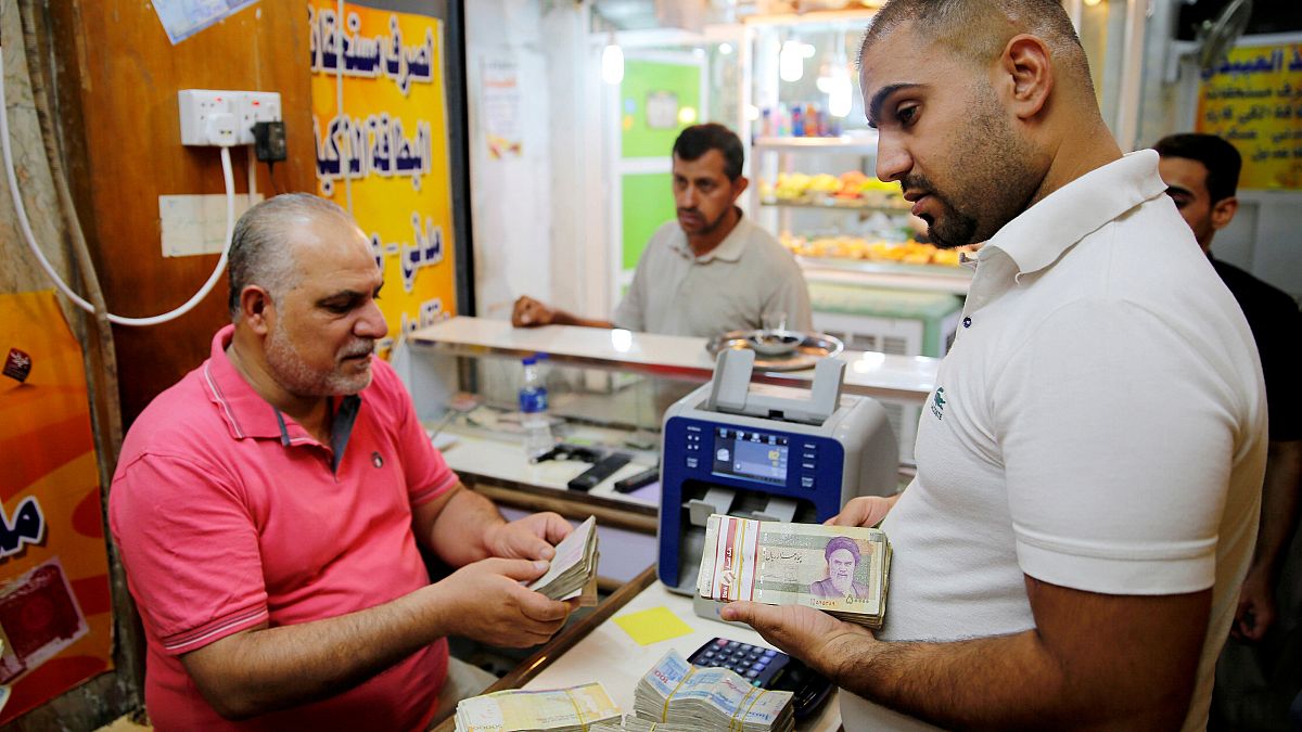 Dolar İran'da da yeni bir rekor kırarak 128 bin riyali gördü