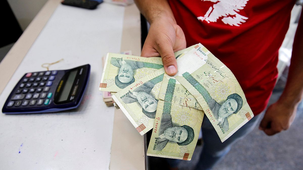 موقع: الريال الإيراني يواصل التهاوي مسجلاً رقماً قياسياً أمام الدولار