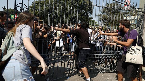 Revolta no Rio depois do incêndio no Museu Nacional Revolta no Rio depois do incêndio no Museu Nacional