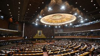 Pakistan: Cumhurbaşkanlığı seçimini Arifurrahman Alvi kazandı